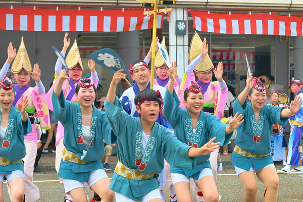 阿波踊りをするおぢや連の画像