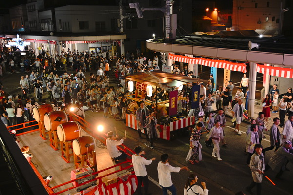 万灯と太鼓が並んでいる本町通りの画像