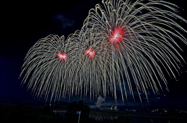十号の花火が同時に三発花開いている画像