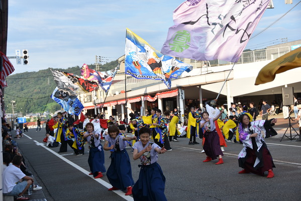 ホントカ前でよさこいを踊るよさこい団体の画像
