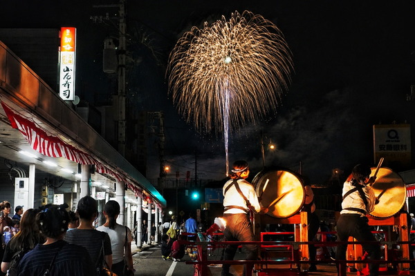 太鼓と花火が同時に写っている画像