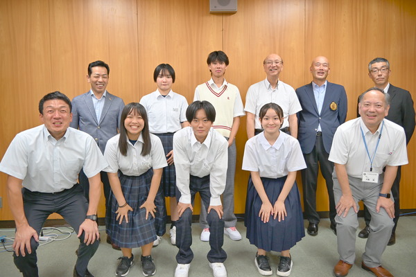 市長、教育長、中学生、学校の先生での集合写真
