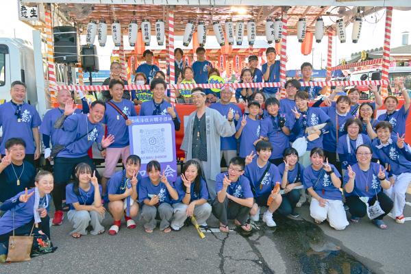 万灯団体と市長が集合写真を撮っている様子