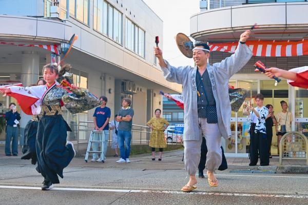 よさこいを踊る市長の画像