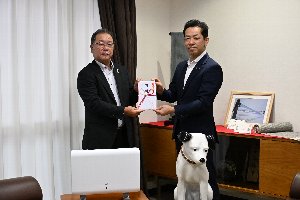 目録を持つ㈱JVCケンウッド鈴木COOと宮崎市長の画像