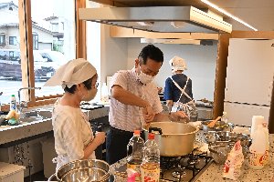 配食サービスのお手伝いをさせていただく宮崎市長の画像