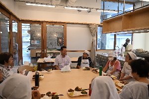配食ボランティアのみなさんと懇親する宮崎市長の画像