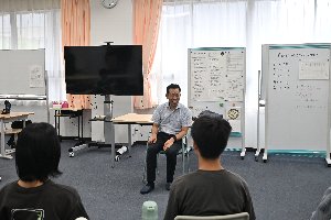 多様化学校「木かげ」の生徒のみなさんと懇談する宮崎市長の画像