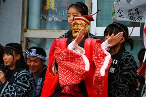 に組総合センターで披露された片貝巫女爺の画像