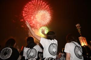 お立ち台で自分たちが上げた花火を見上げる42歳・翠嶂会のみなさんの画像