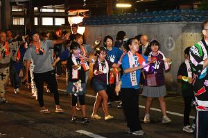 民踊流しに参加するこどもの画像
