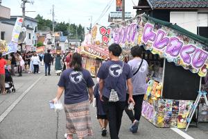 露店営業が行われおおぜいの来場者でにぎわう片貝の画像