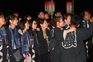 「木遣り」を上げる翼翔会のみなさんの画像