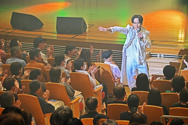 ビューティーこくぶさんが歌ものまねを披露している画像