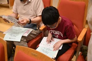 謎解きに挑戦する男の子の写真