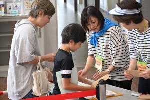 回答の正誤を判定してもらう男の子の写真