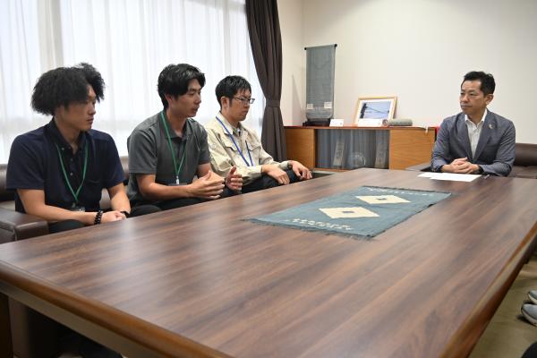 市長へ意気込みを語る派遣職員の画像