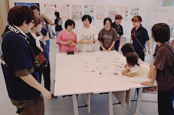 手話カルタをする人々の画像