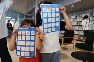 スタンプラリーに参加する姉妹