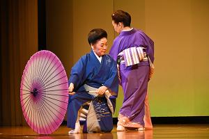 寛三奈会による舞踊の画像