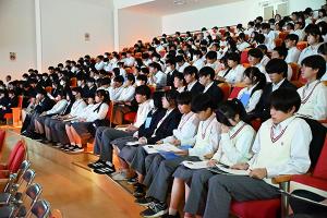 真剣な表情で講話を聞く中学生の画像