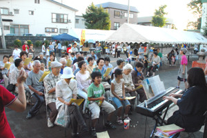 ピアノの演奏に合わせて歌う来場者の画像