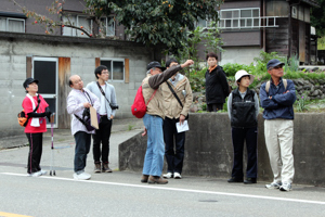 案内人の説明を聴く参加者の画像