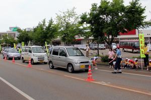 停車する車の画像