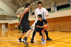 守備を行う佐藤選手と池田選手の画像