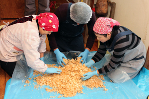 麹とつぶした大豆を混ぜ合わせる参加者の画像