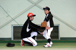 ピッチングフォームの指導を受ける小学生の画像