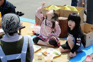 料理を食べる子どもたちの画像