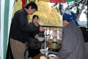 振る舞われたうどんを受け取る観客の画像