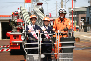 はしご車に試乗体験する小学生の画像