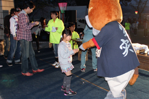 大ビンゴ大会で景品を受け取る子どもの画像