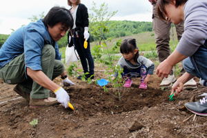 苗木を植樹する参加者の画像