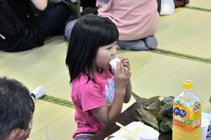 ちまきをほおばる子どもの画像