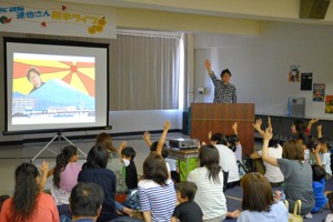 来場者に質問をしながら話をする宮西さんの画像