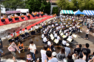 中学生による吹奏楽部演奏の画像