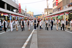 小千谷縮の着物を着て歩く役員の画像