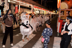 盆踊りに参加するみなさんの画像