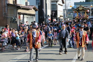 町内を練り歩く祭り屋台の画像