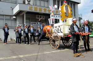 「二遍返し」を披露する伝統芸能保存会のみなさんの画像