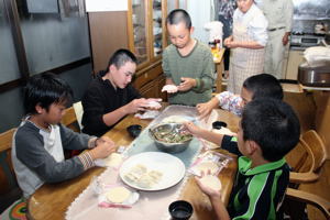 晩御飯のお手伝いをする児童の画像