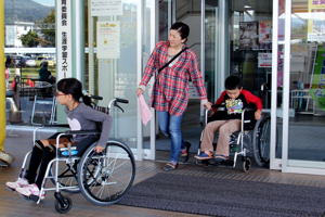 車椅子試乗体験をする来場者の画像