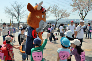 子どもたちとふれあうよし太くんの画像