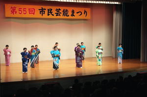 富久寿大学民踊クラブによる踊りの画像