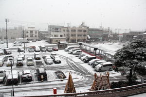 雪化粧をする市役所駐車場（5日）の画像