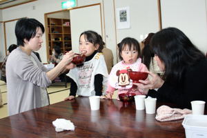 お餅を食べる子どもたちの画像