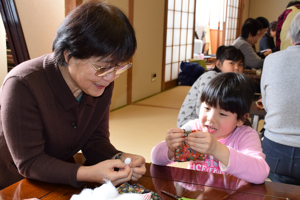 おひなさまを作る子どもの画像